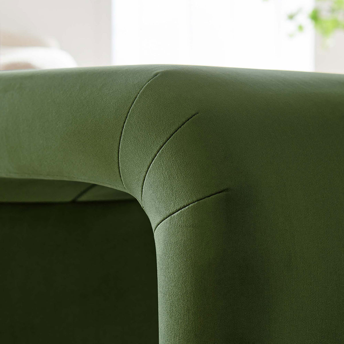 Smooth velvet surface and refined seams bring a polished look to the space || EEI-6733-BLK-MOS || detail_room