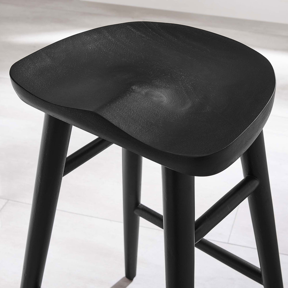Sculpted black wood seat adds organic texture to a modern kitchen setting. || EEI-6739-BLK || detail_room