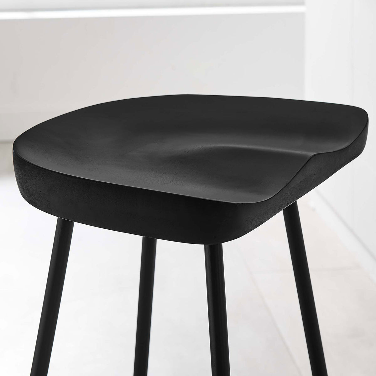 Textured black wood seat brings modern warmth to the kitchen counter || EEI-6741-BLK || detail_room