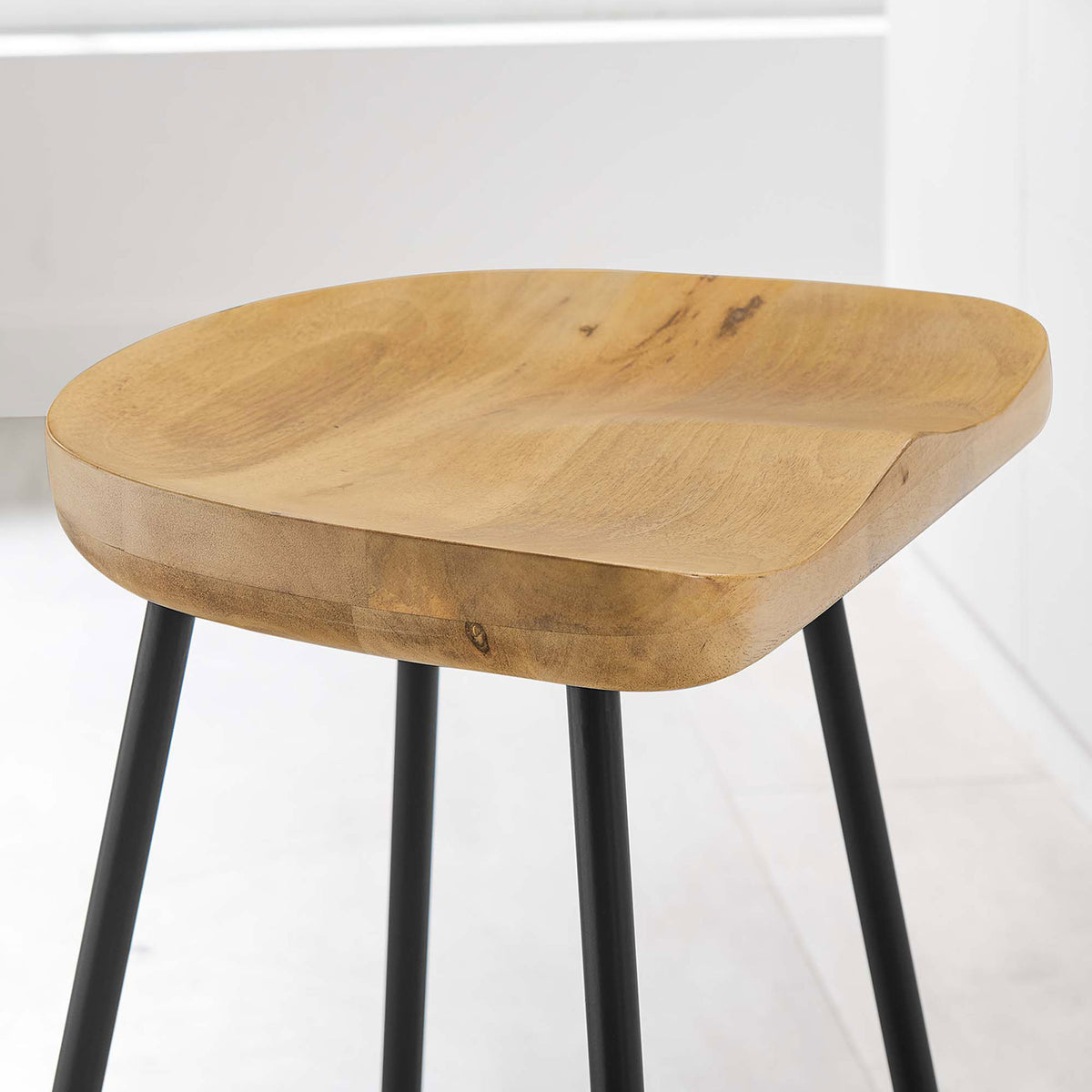 Mango wood seat detail showcases natural variation and a comfortable contoured shape || EEI-6741-OAK || detail_room