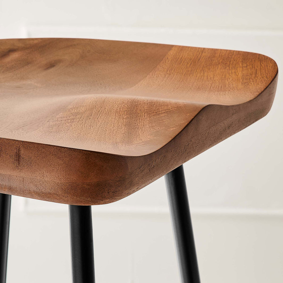 Walnut mango wood seat with smooth contours adds warmth and texture to modern spaces || EEI-6742-WAL || detail_room