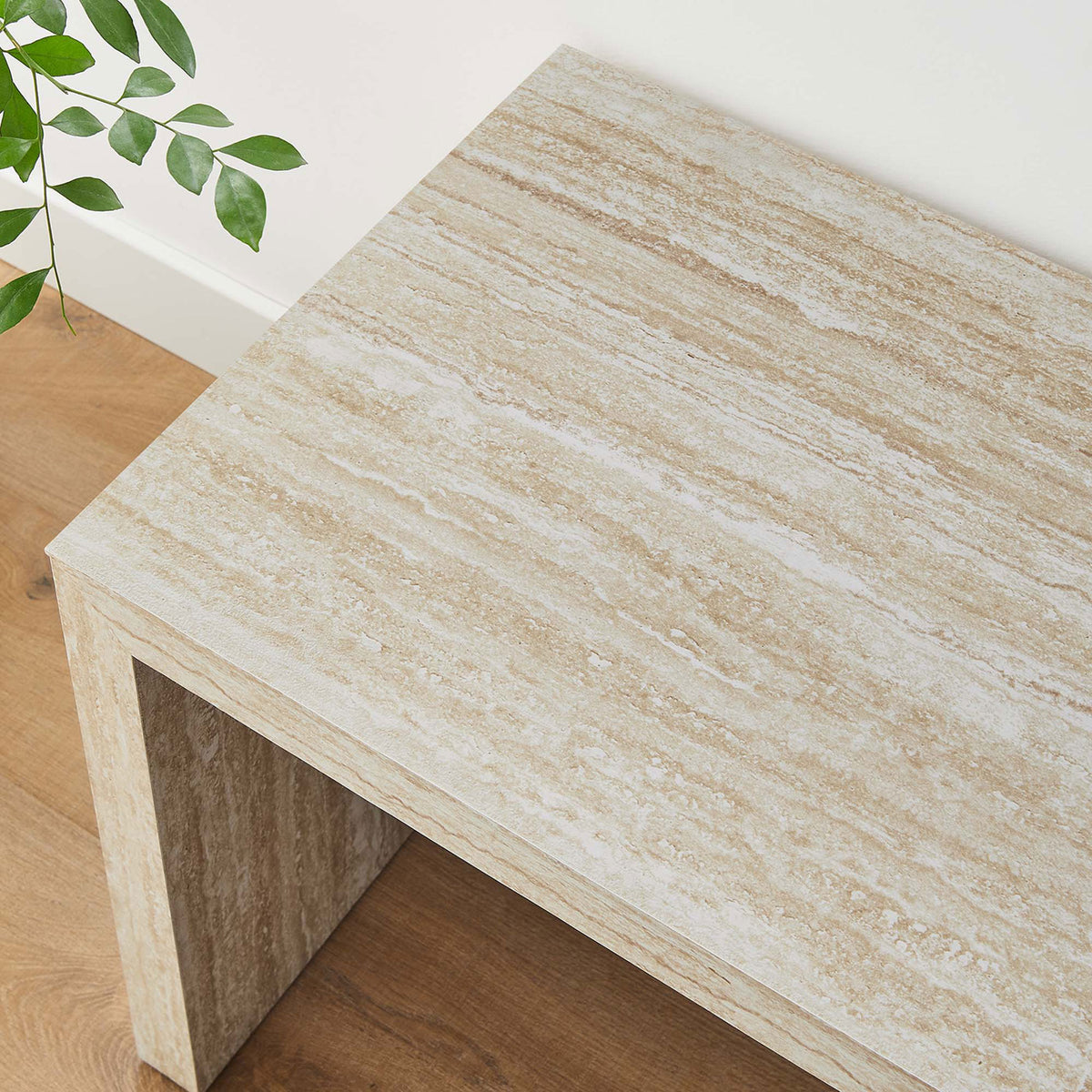Smooth edges and organic veining bring a natural touch to contemporary interiors || EEI-6774-TRA || detail_room