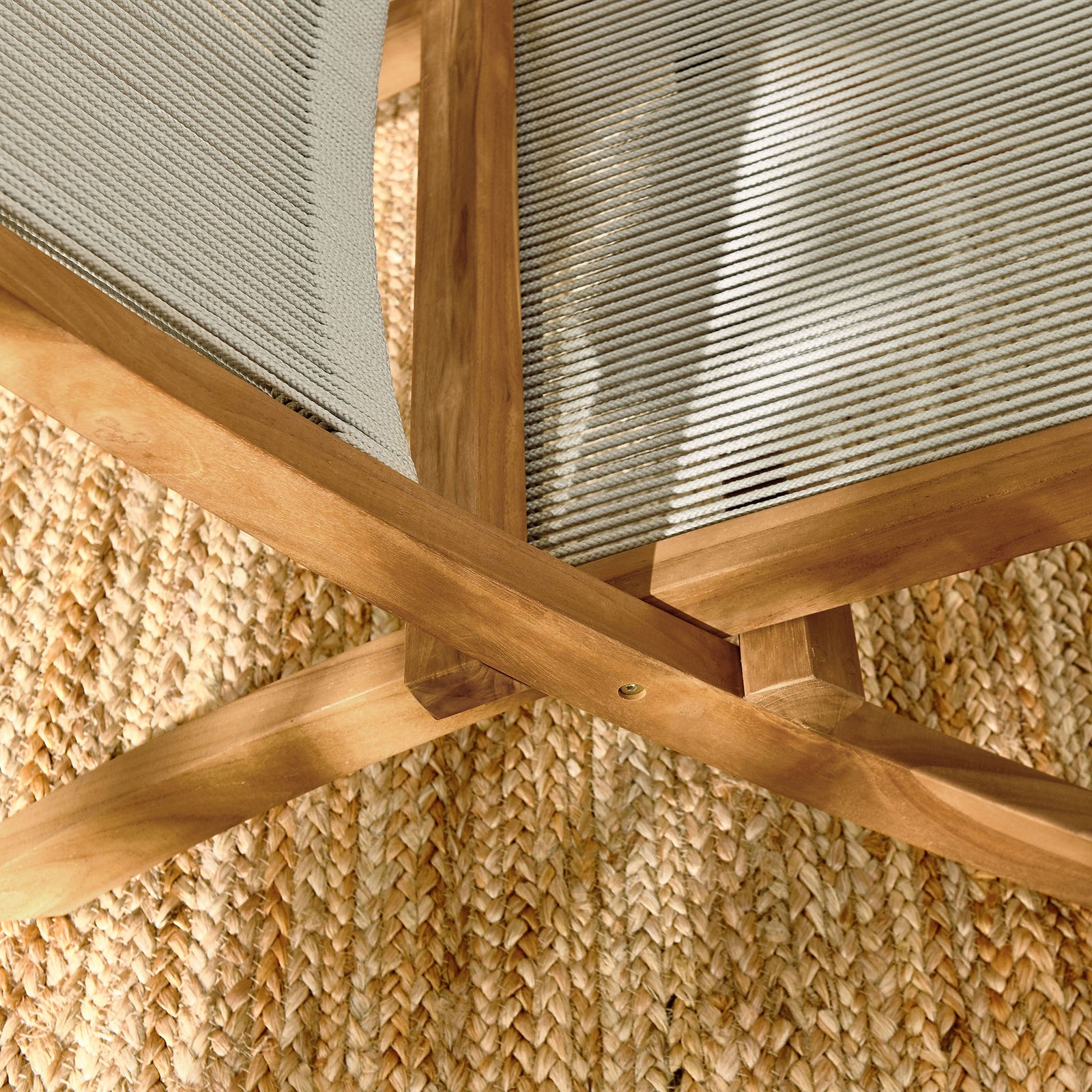 Teak frame joinery and natural rope seat rest over a textured woven outdoor rug || EEI-6808-NAT-NAT || detail_room