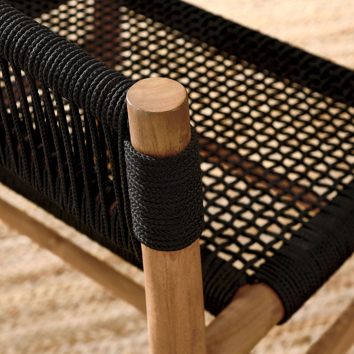 Black rope wrap and teak post resting on a textured outdoor rug for warm natural contrast || EEI-6811-NAT-BLK || swatch_room