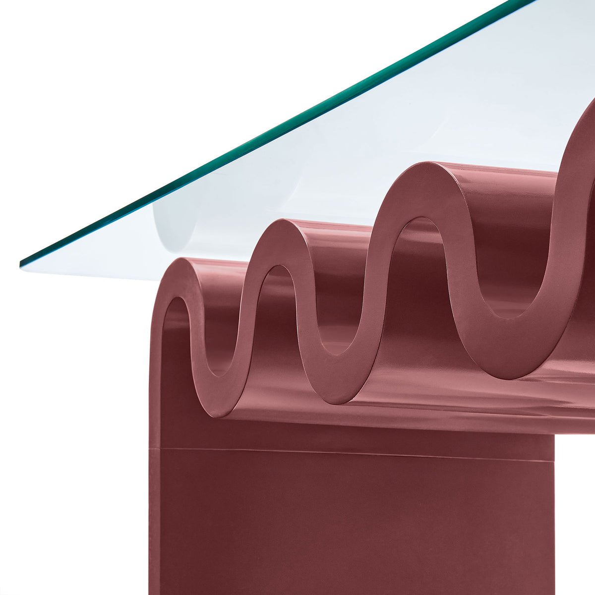 Clear glass top resting on the glossy wave base with discreet grips || EEI-6900-SPA || detail_studio