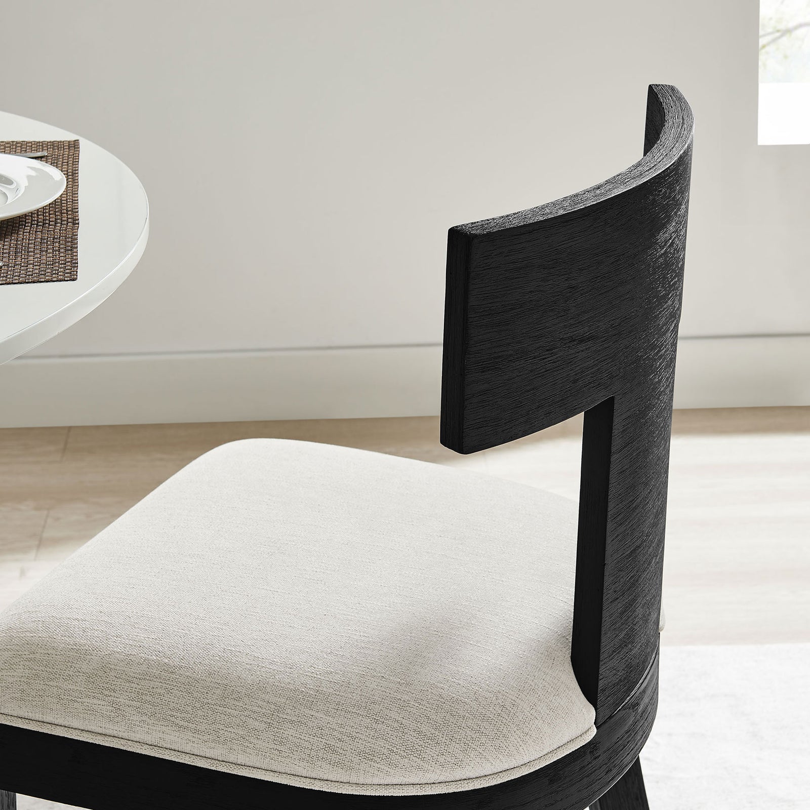 Curved black wood backrest and ivory seat bring warm contrast to this contemporary dining room setting || EEI-6923-BLK-HEI || detail_room