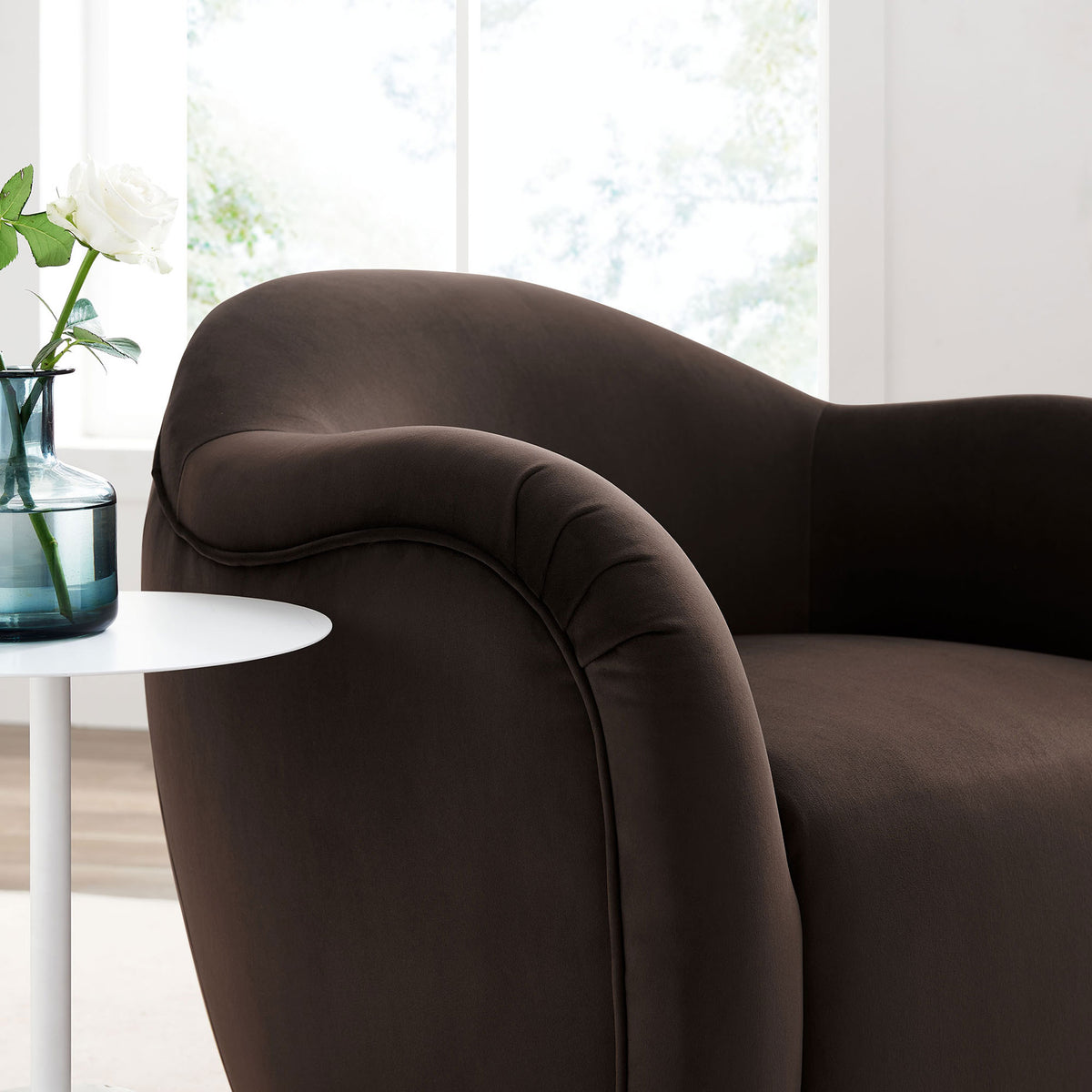Softly curved arm and tailored seams bring texture and polish to the room. || EEI-6959-CHB || detail_room