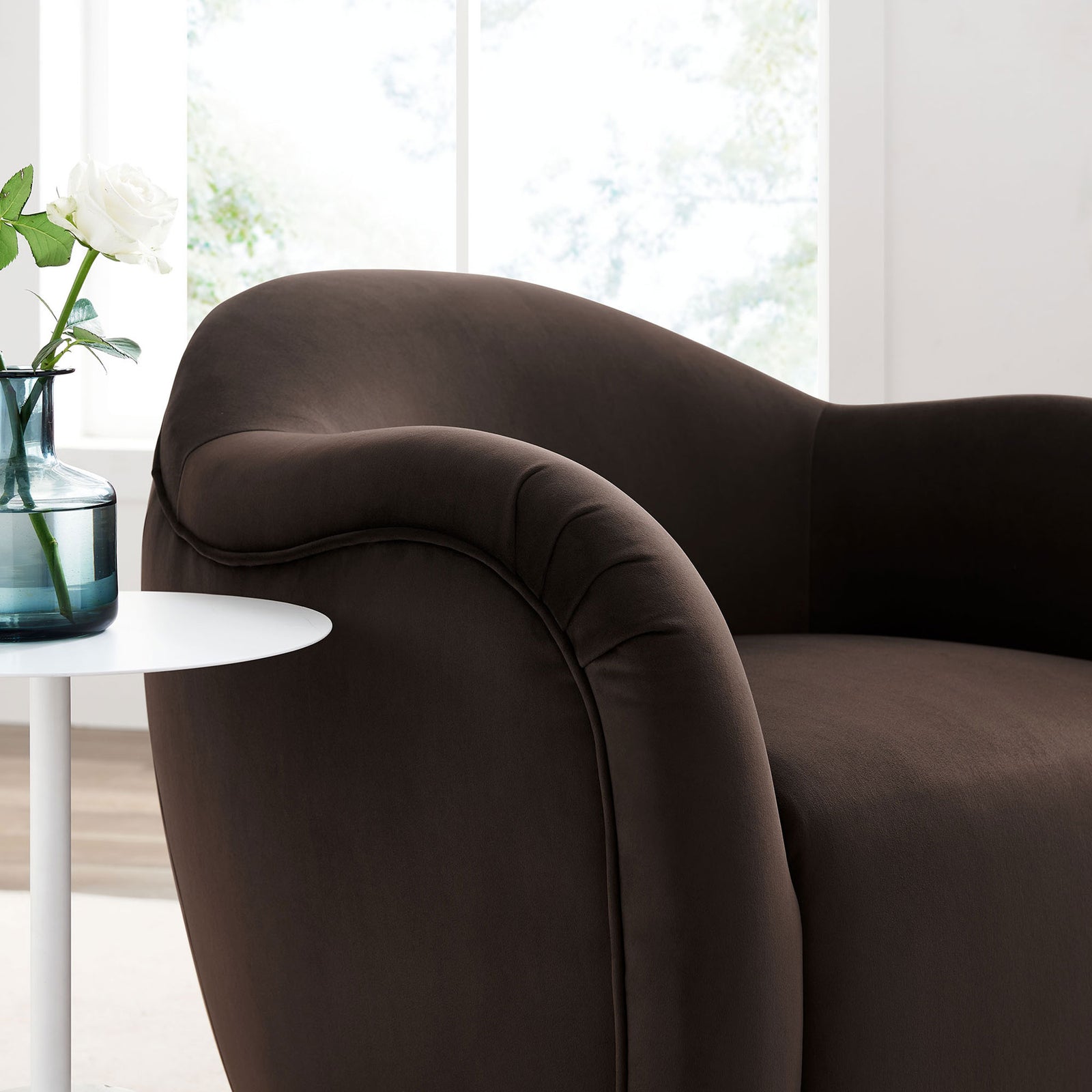 Softly curved arm and tailored seams bring texture and polish to the room. || EEI-6959-CHB || detail_room