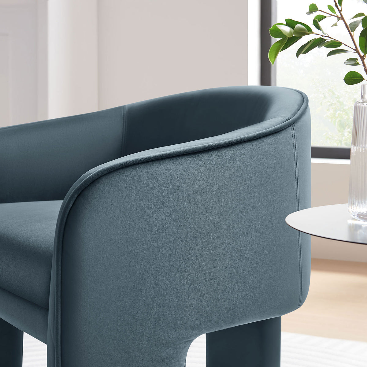 Tailored piping and smooth velvet upholstery highlight the chair's refined craftsmanship || EEI-7102-CAB || detail_room