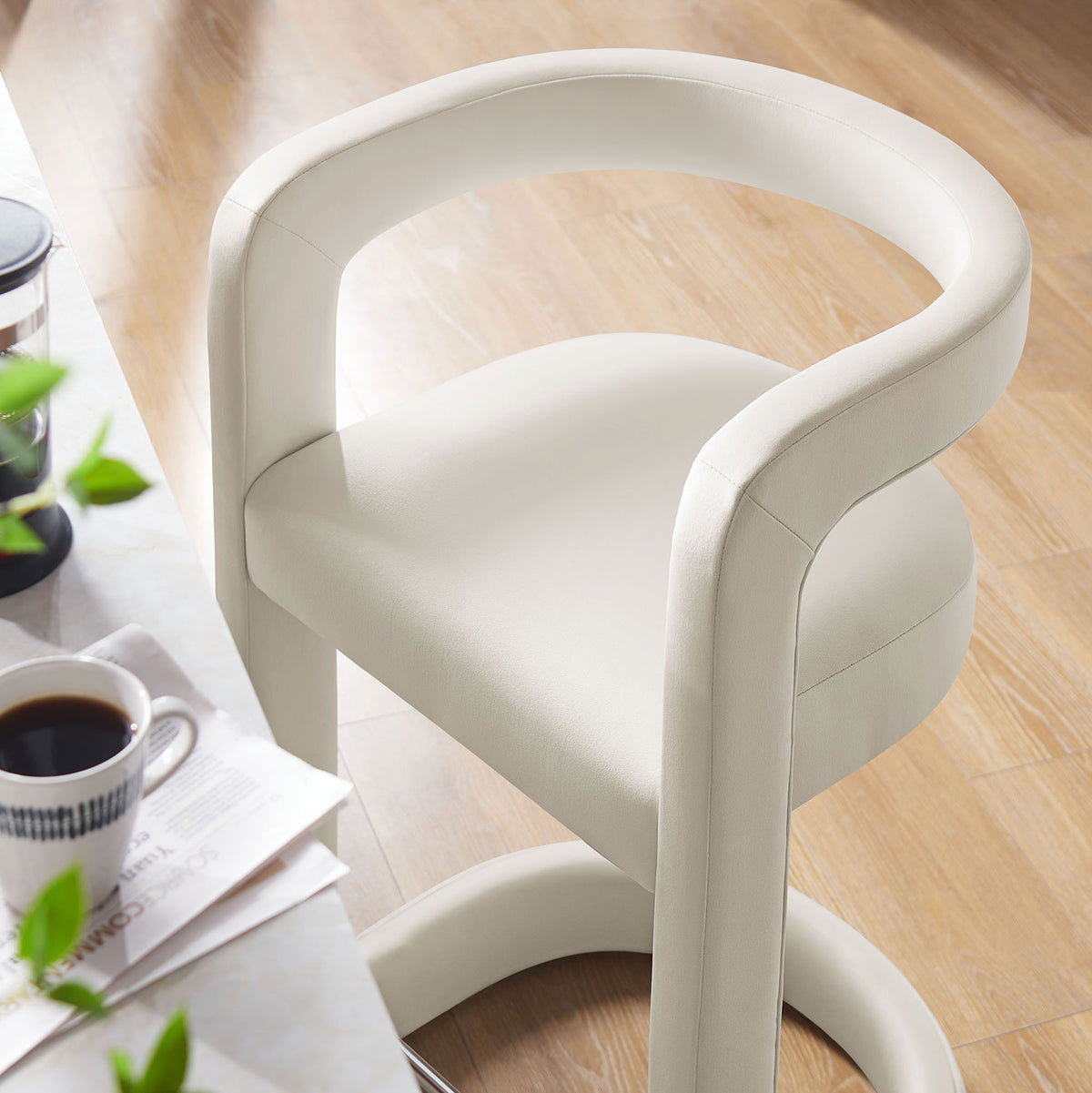 Rounded armrest and plush seat deliver lasting comfort in performance velvet || EEI-7107-ALA || detail_room