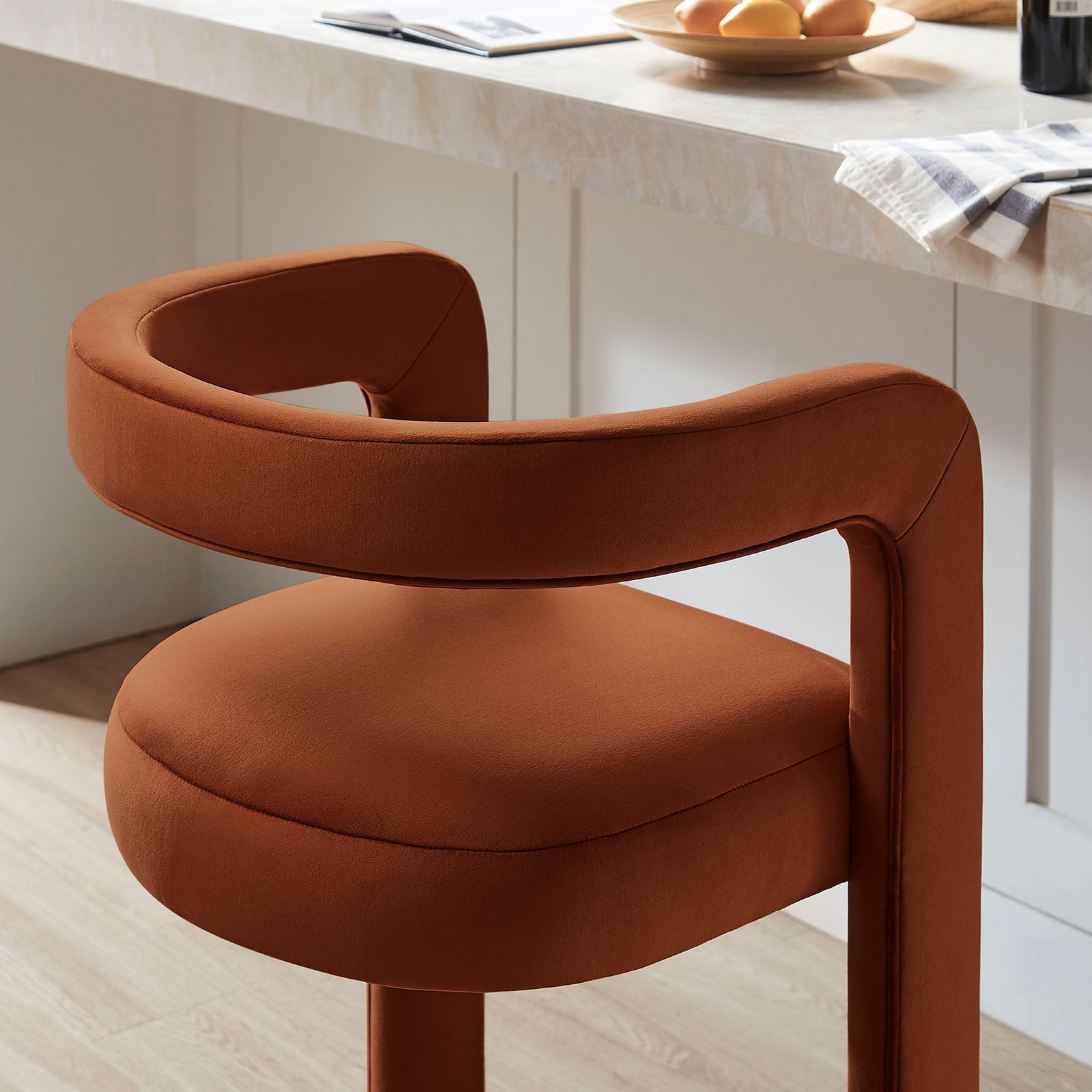 Rounded back and padded seat cradle you in soft, stain-resistant velvet || EEI-7108-RUS || detail_room
