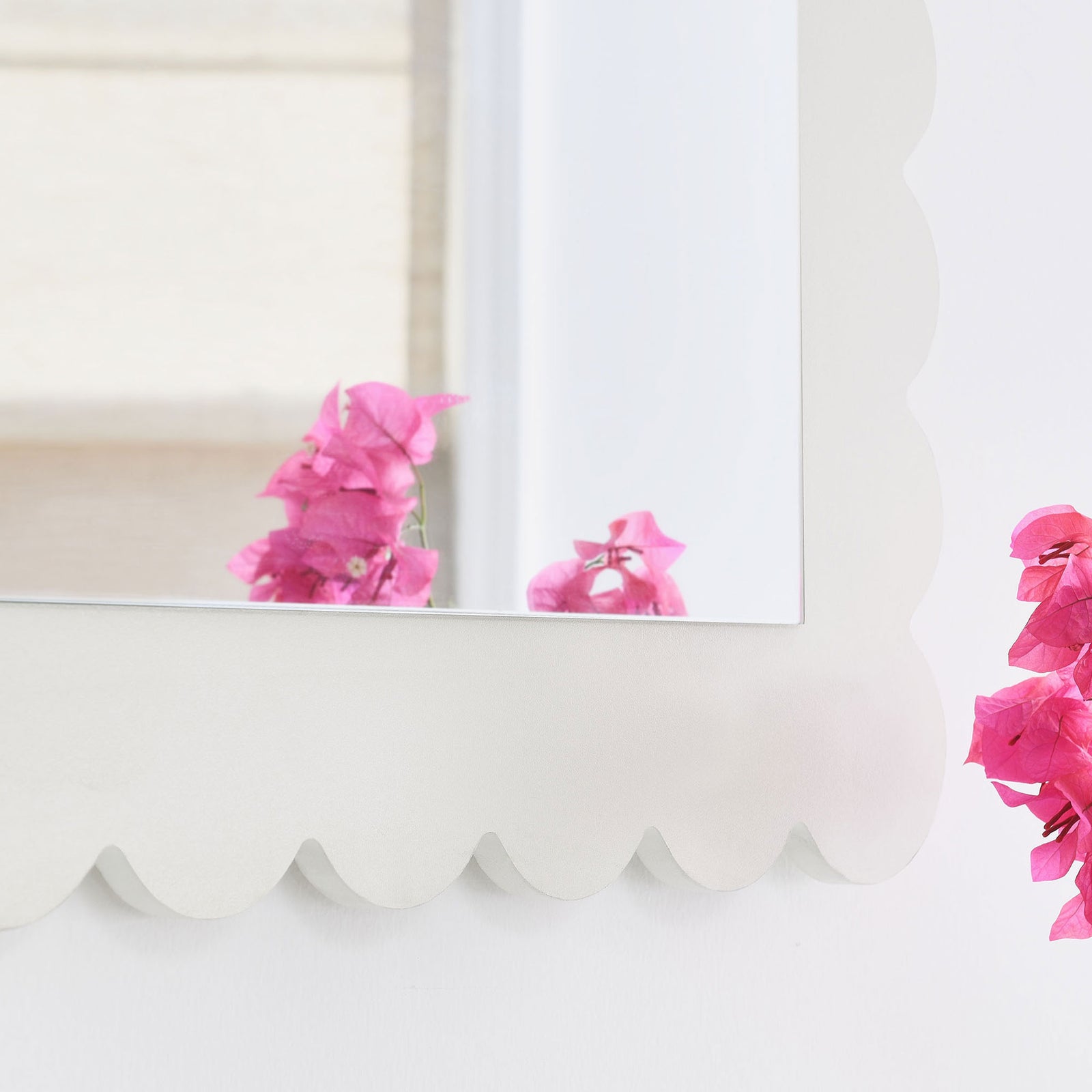 Detail of the white scalloped edge adding a bright touch beside vibrant flowers || EEI-7116-WHI || detail_room