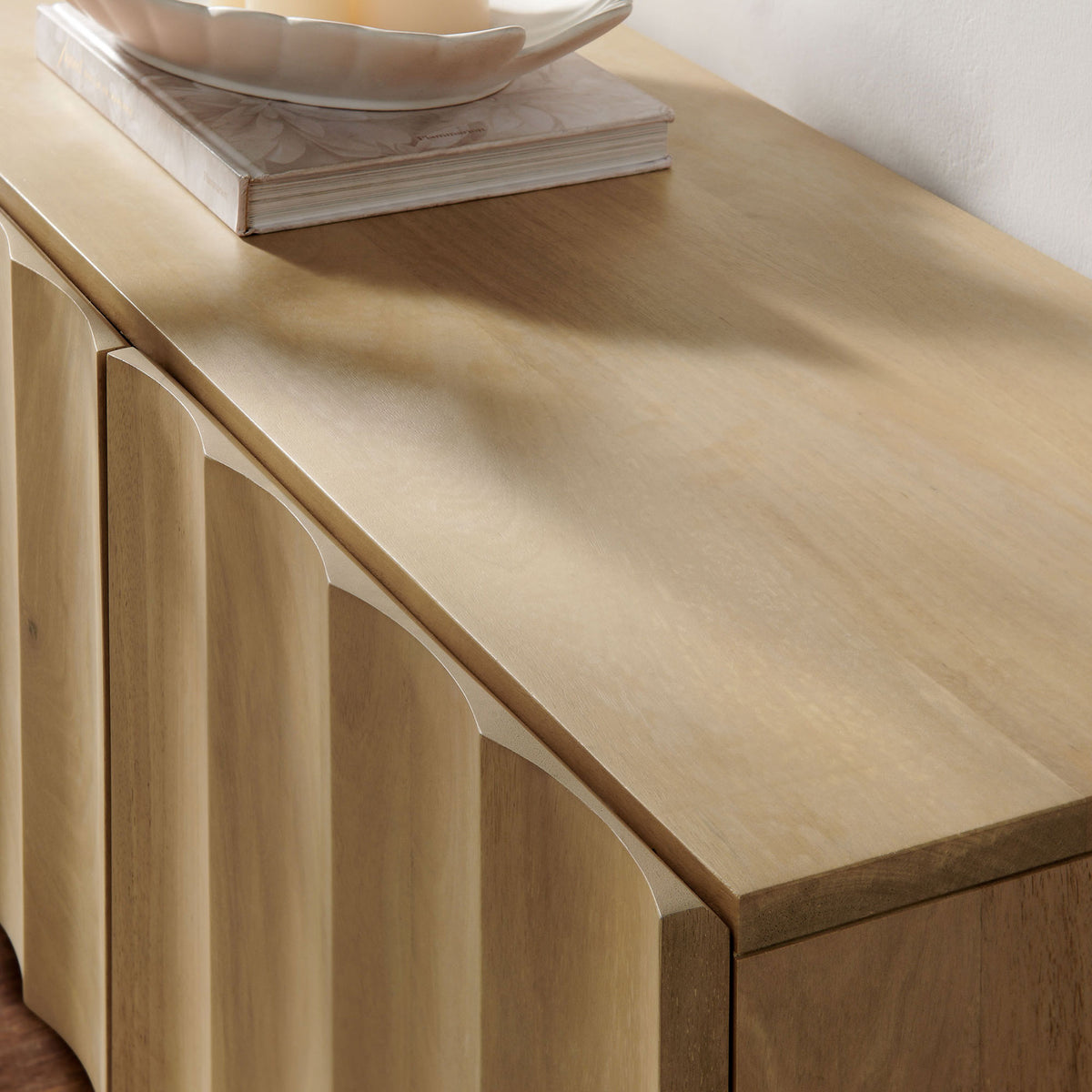 Natural wood TV stand top with flowing scalloped edge and decor accents for an elevated modern look || EEI-7184-NAT || detail_room