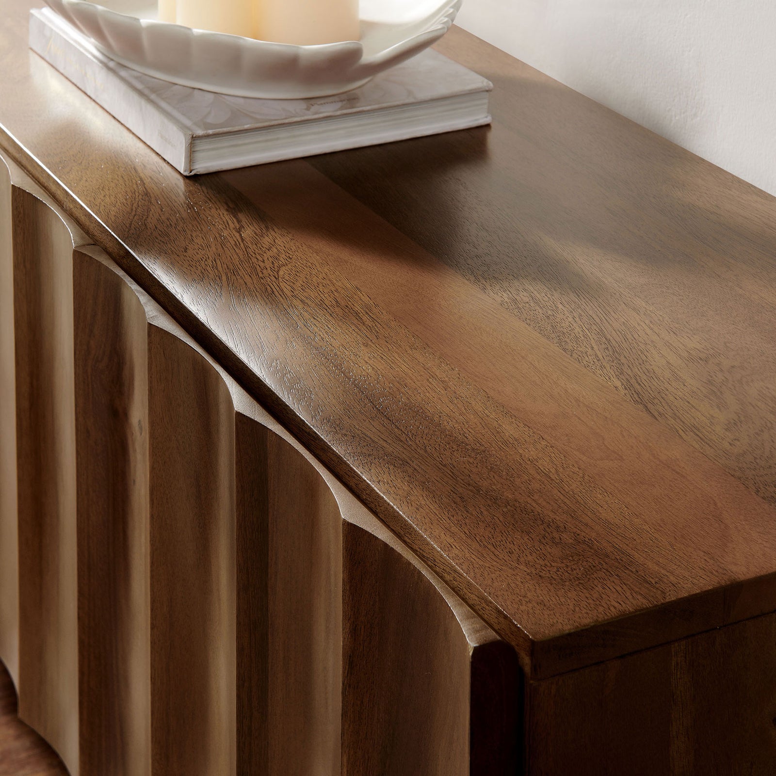 Walnut TV stand top with decorative tray and scalloped edge warming a contemporary room || EEI-7184-WAL || detail_room