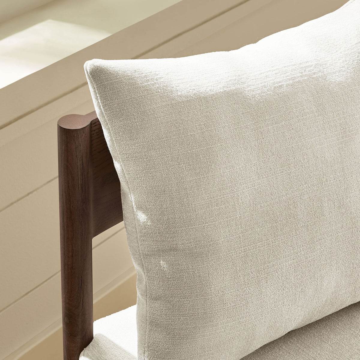 Sunlit salt cushion and smooth wood backrest bring soft texture and warmth to the dining nook. || EEI-7242-SAL || detail_room