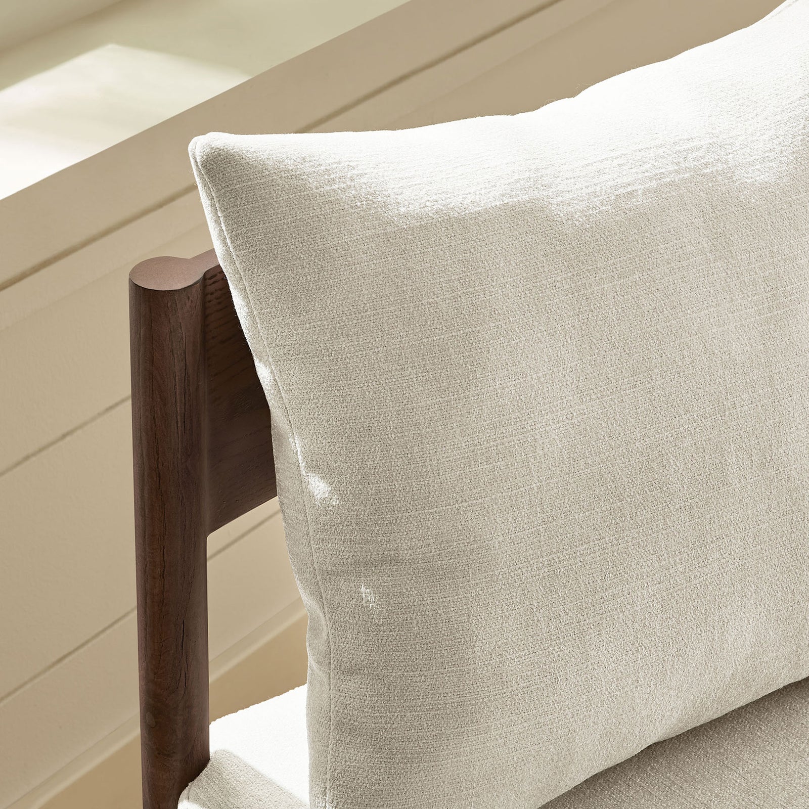 Sunlit salt cushion and smooth wood backrest bring soft texture and warmth to the dining nook. || EEI-7242-SAL || detail_room