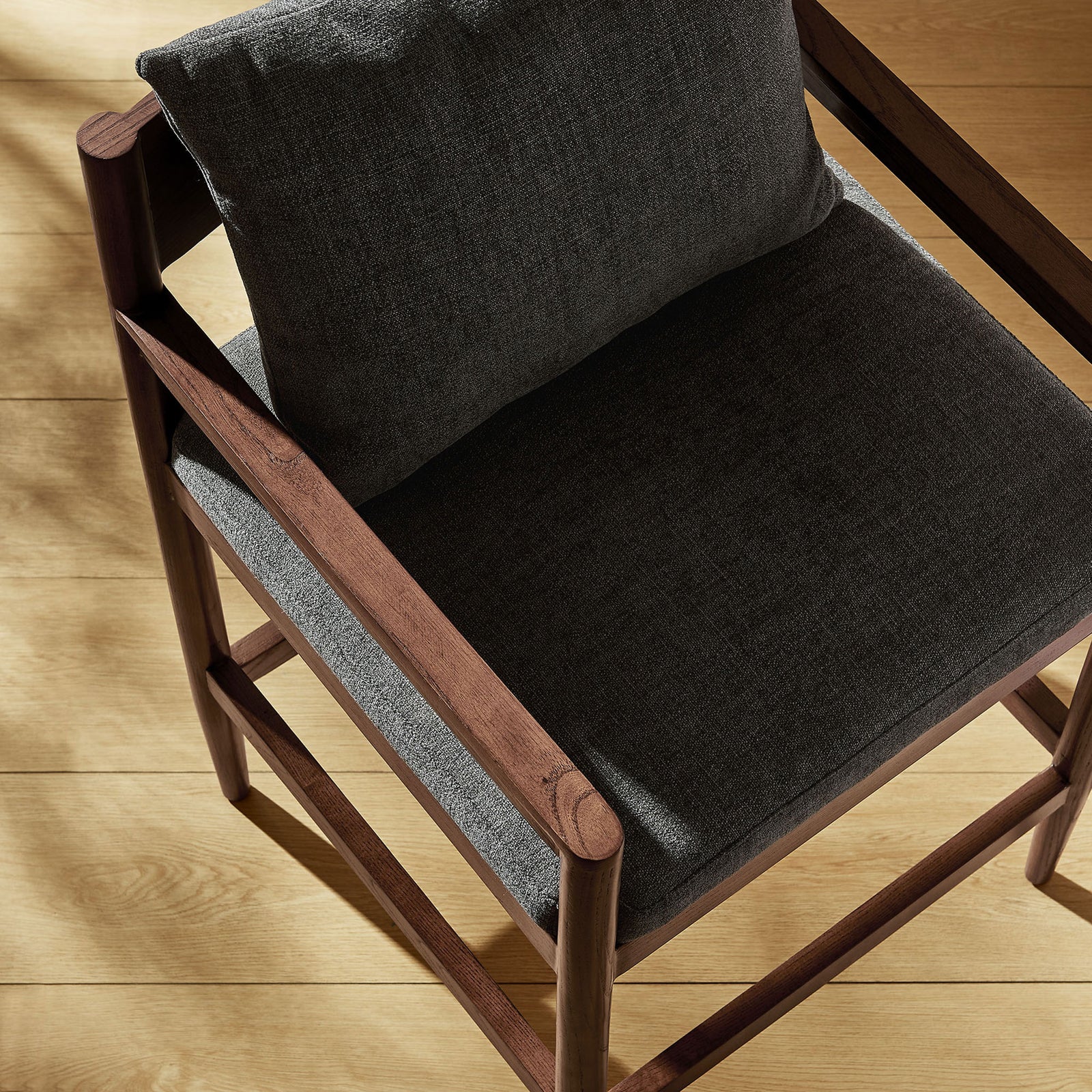 Soft slub weave cushion and smooth elm arms invite relaxed, everyday seating. || EEI-7244-CHA || detail_room