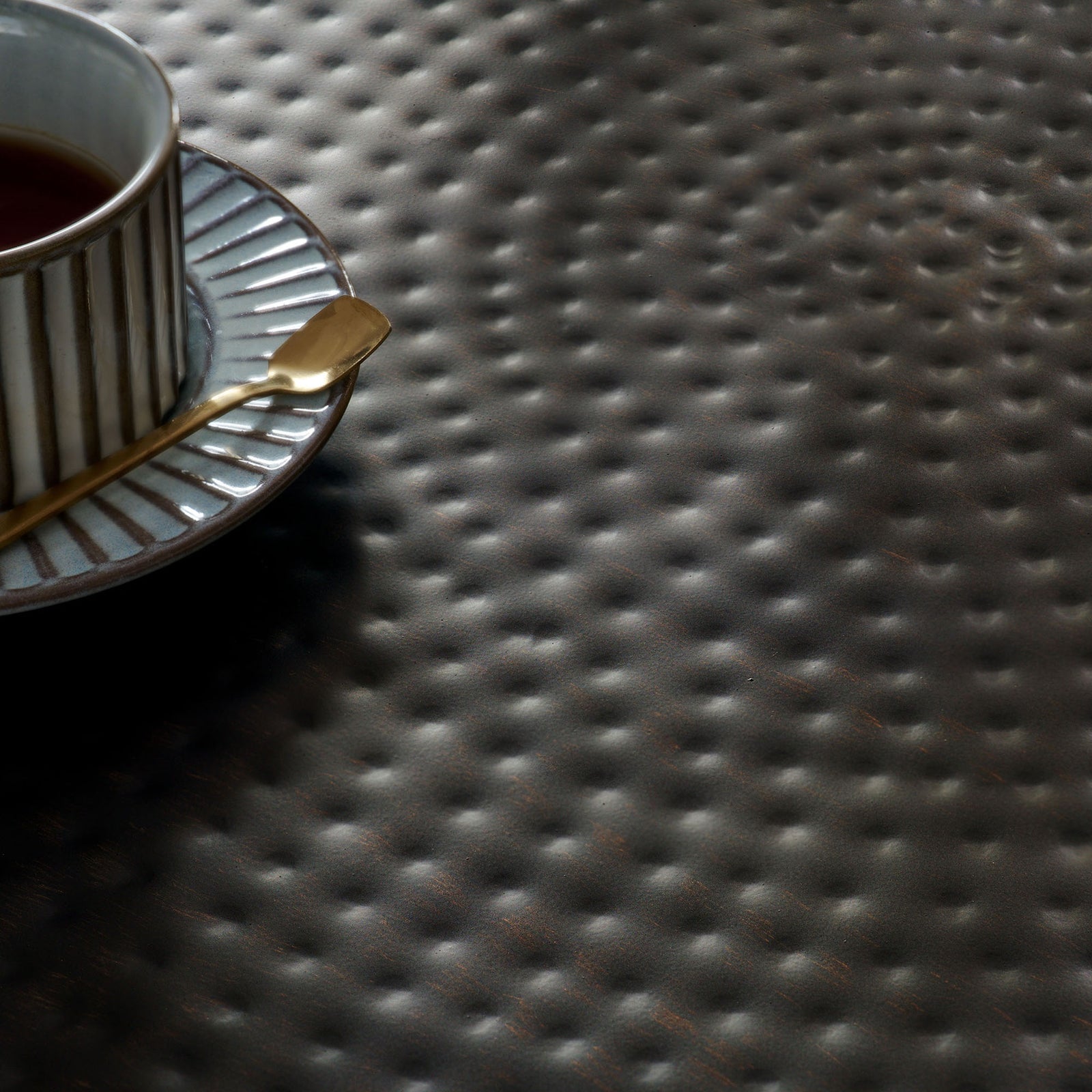 Hammered tabletop offers a tactile surface ideal for serving drinks and displaying decor || EEI-7279-BLK || detail_room