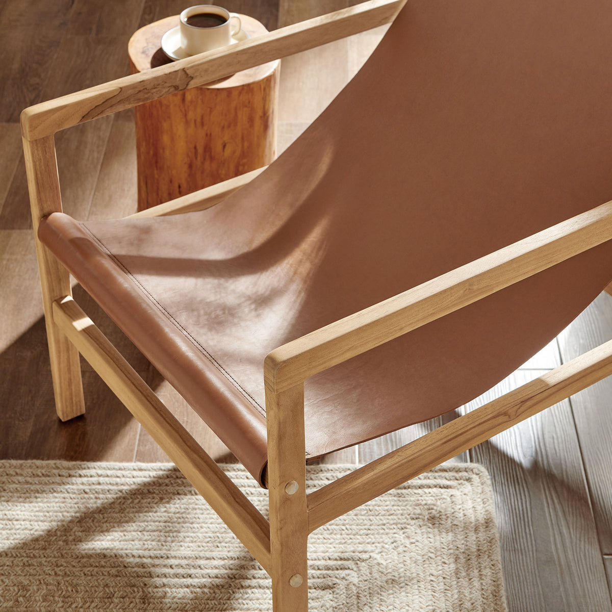 Natural teak grain and supple leather create a cozy, organic nook || EEI-7324-CSN || detail_room