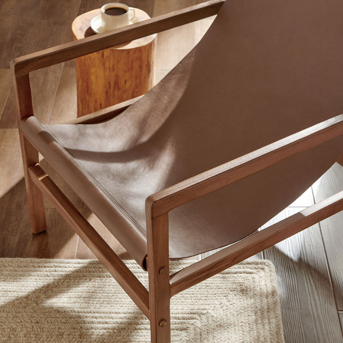 Warm leather and teak tones pair effortlessly with cozy rugs and wood accents || EEI-7324-NUT || detail_room