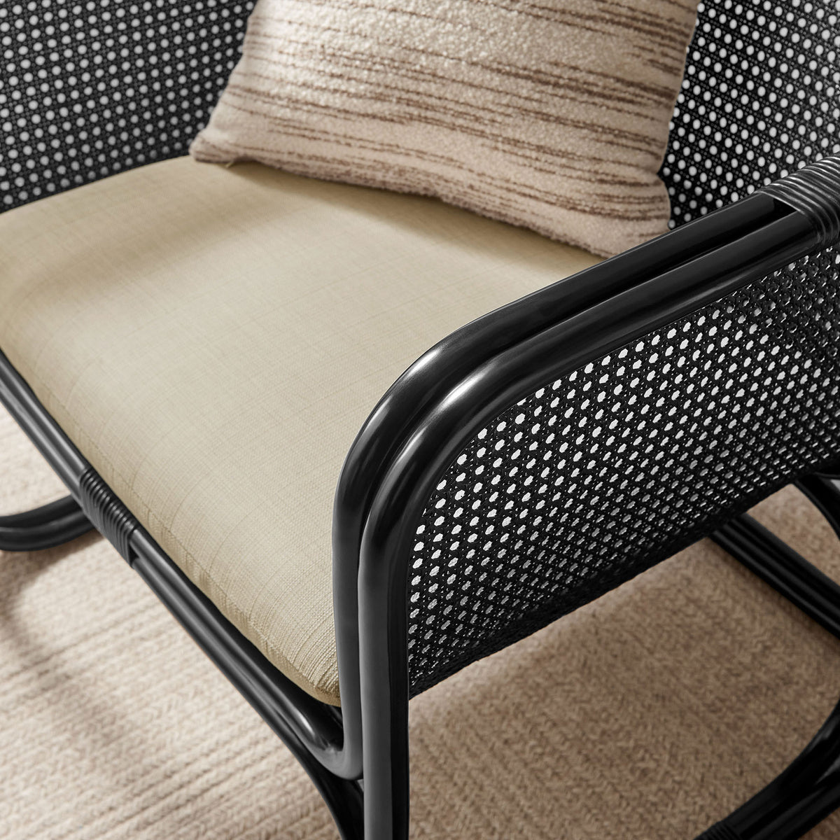 Neutral cushion pairs with the black frame for soft comfort and an inviting contrast || EEI-7365-BLK || detail_room