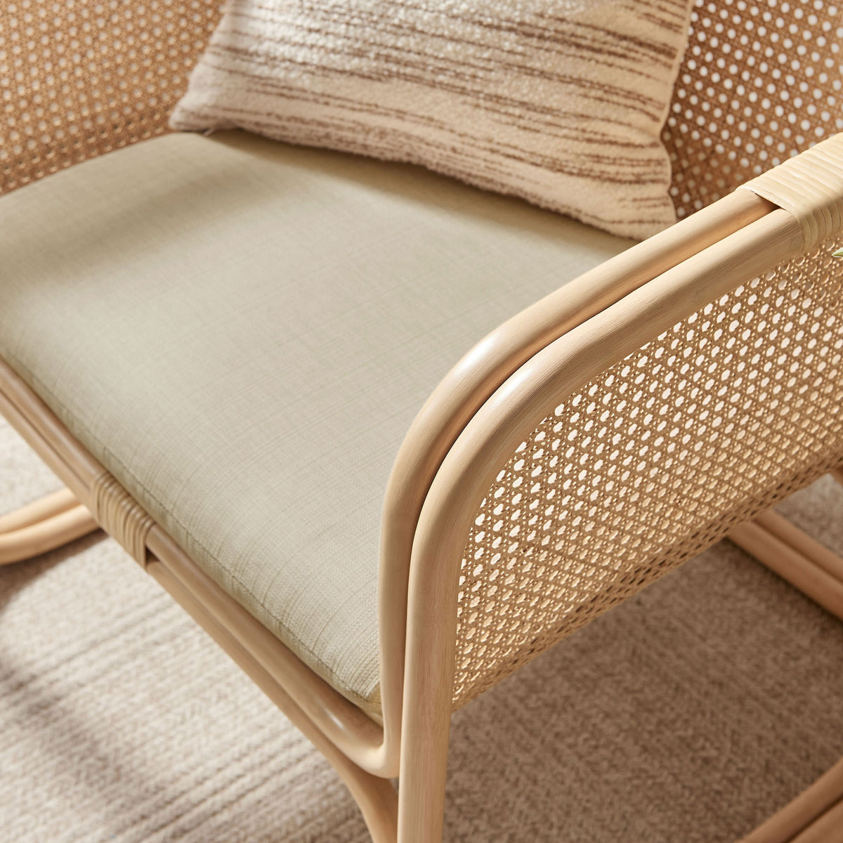 Softly rounded rattan edges frame the plush seat cushion for everyday comfort || EEI-7365-NAT || detail_room