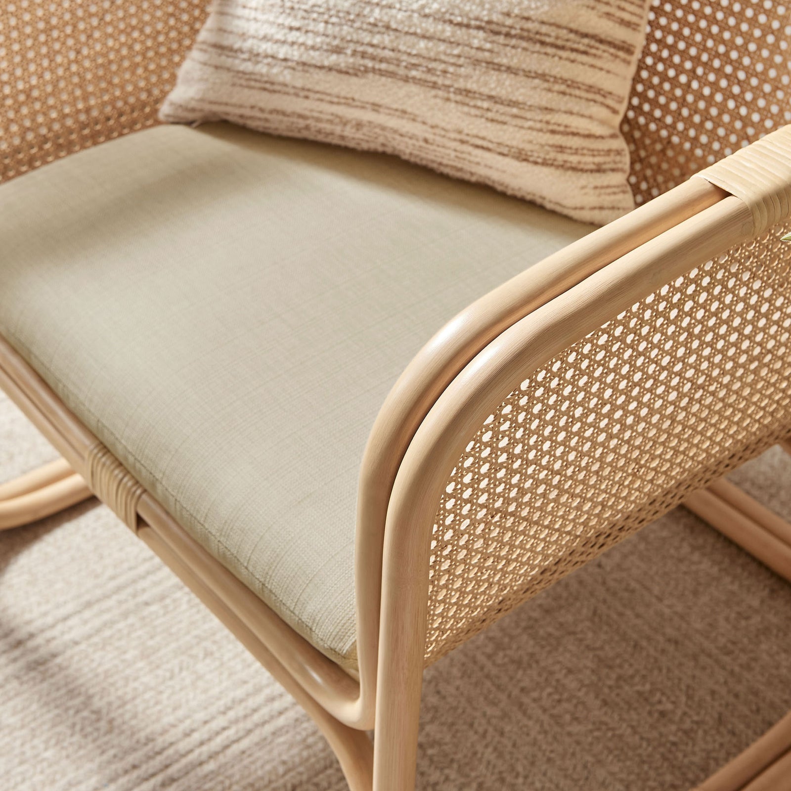 Softly rounded rattan edges frame the plush seat cushion for everyday comfort || EEI-7365-NAT || detail_room