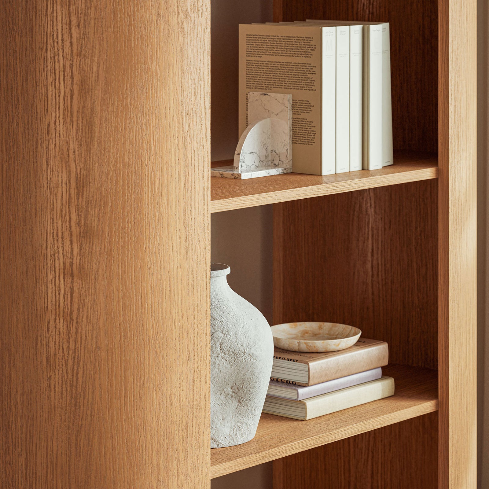 Warm natural finish and open shelving provide an inviting backdrop for decor and books || EEI-7378-NAT || detail_room