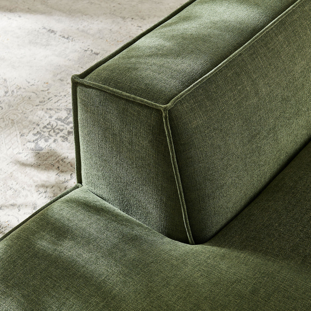 Tailored seam and French piping on the textured green upholstery || EEI-7386-FOL || detail_room