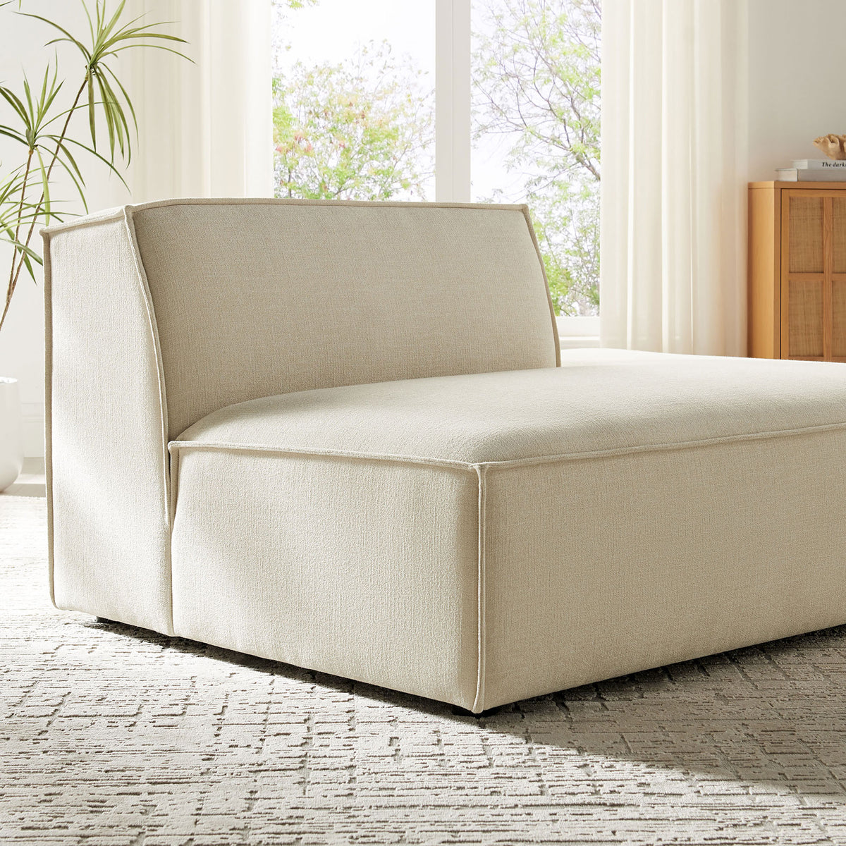 Welcoming right chaise pairs easy-care upholstery with generous lounge space || EEI-7388-ECR || detail_room