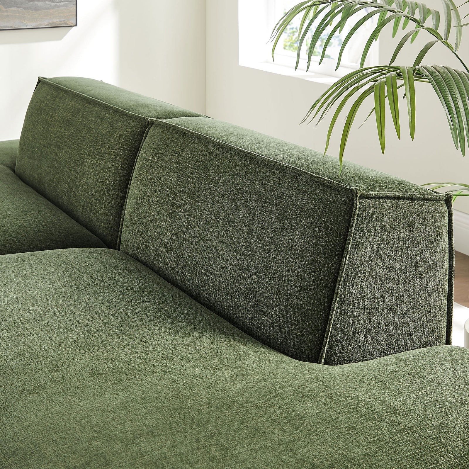 Structured back cushions with clean piping detail provide supportive, modern comfort. || EEI-7423-FOL || detail_room