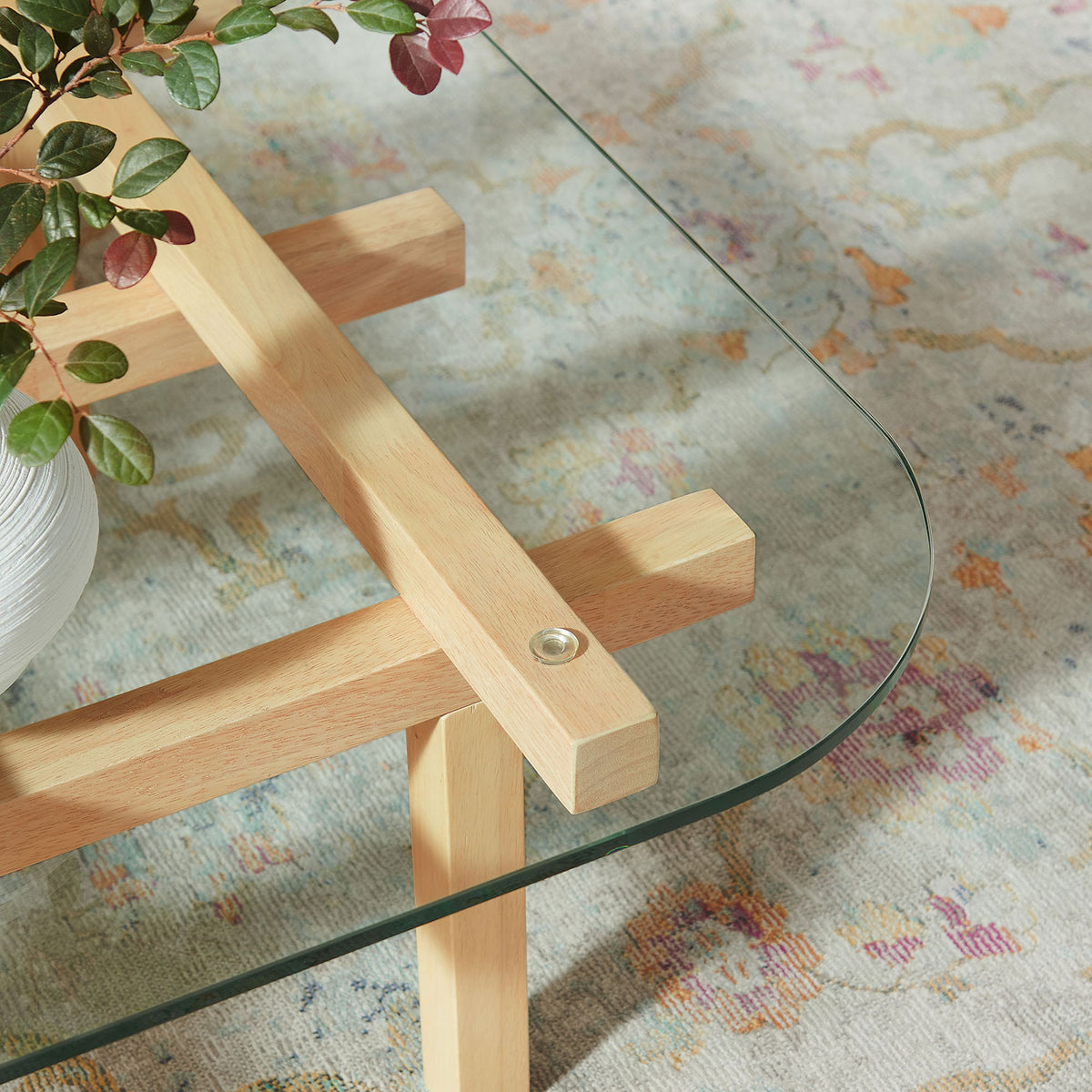 Elegant glass corner with softened edge above an oak-finished grid base, styled on a patterned rug. || EEI-7468-OAK || detail_room