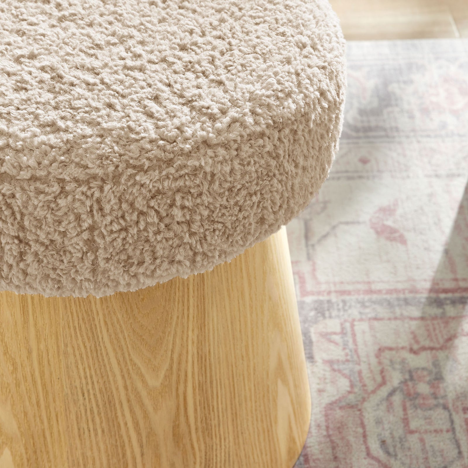 Faux shearling seat of the Ketra ottoman adding cozy texture to a patterned rug and bright room || EEI-7493-OAT-OAK || detail_room