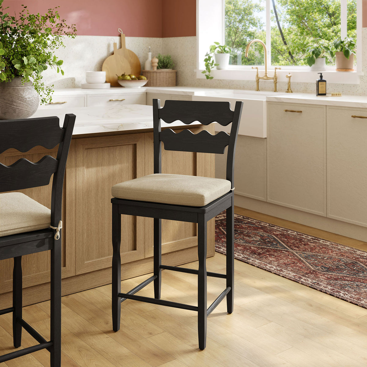 Elevated seating with a bold wavy-back silhouette and inviting cushioned seat for daily dining || EEI-7518-BLK-LIN || front_room