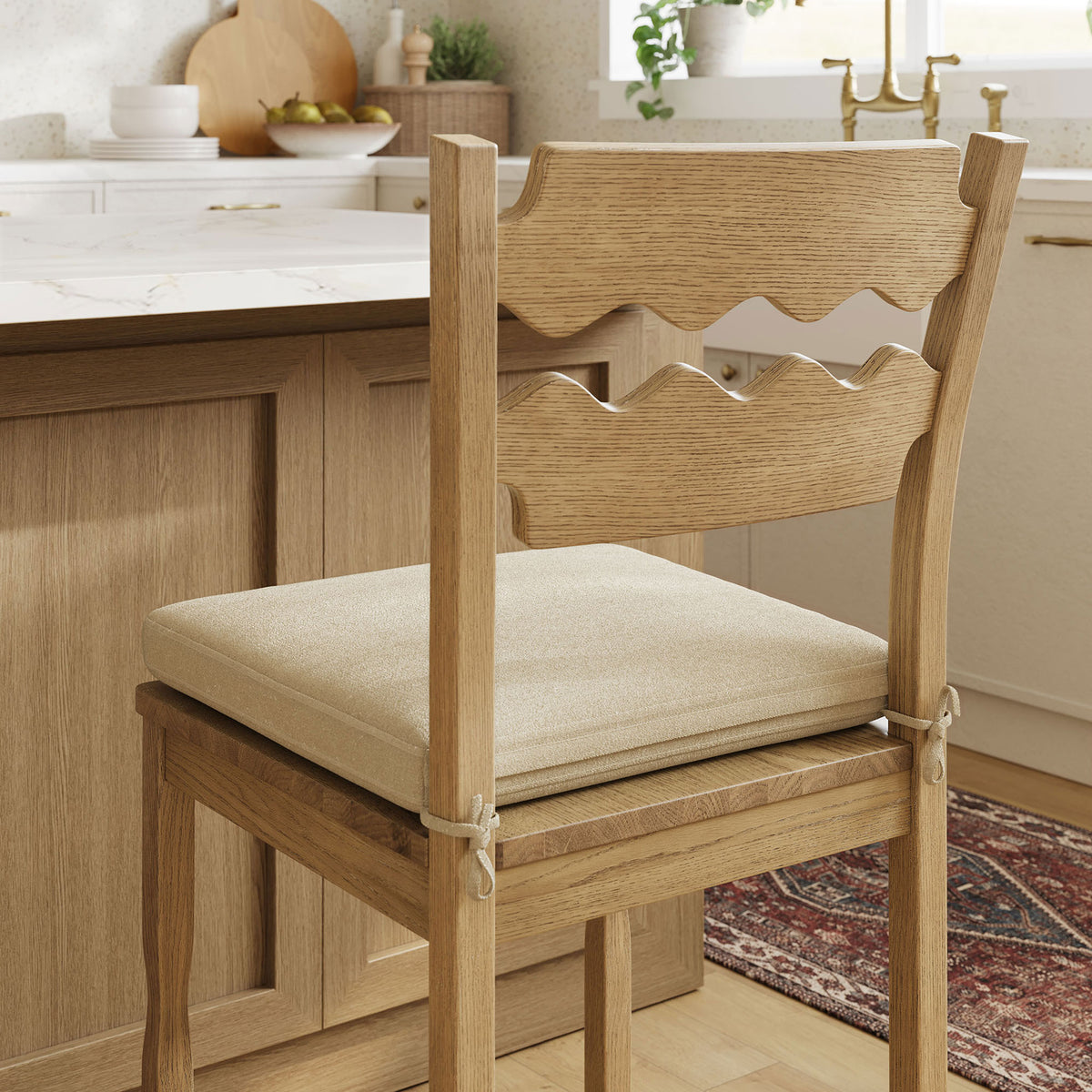 Charming cafe-inspired waves and tidy cushion ties bring warmth to the kitchen setting || EEI-7518-WOA-LIN || back_angle_room