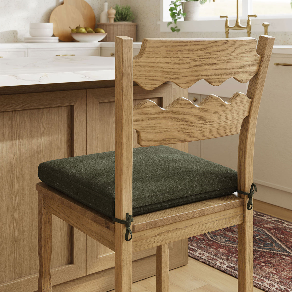 Wave-cut slats and secure tie-on cushion add charm in a cozy kitchen setting || EEI-7518-WOA-SGE || detail_room