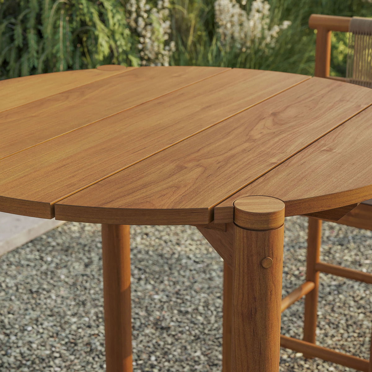 Natural teak round bar table top styled for casual drinks in a relaxed outdoor setting || EEI-7628-NAT || detail_room