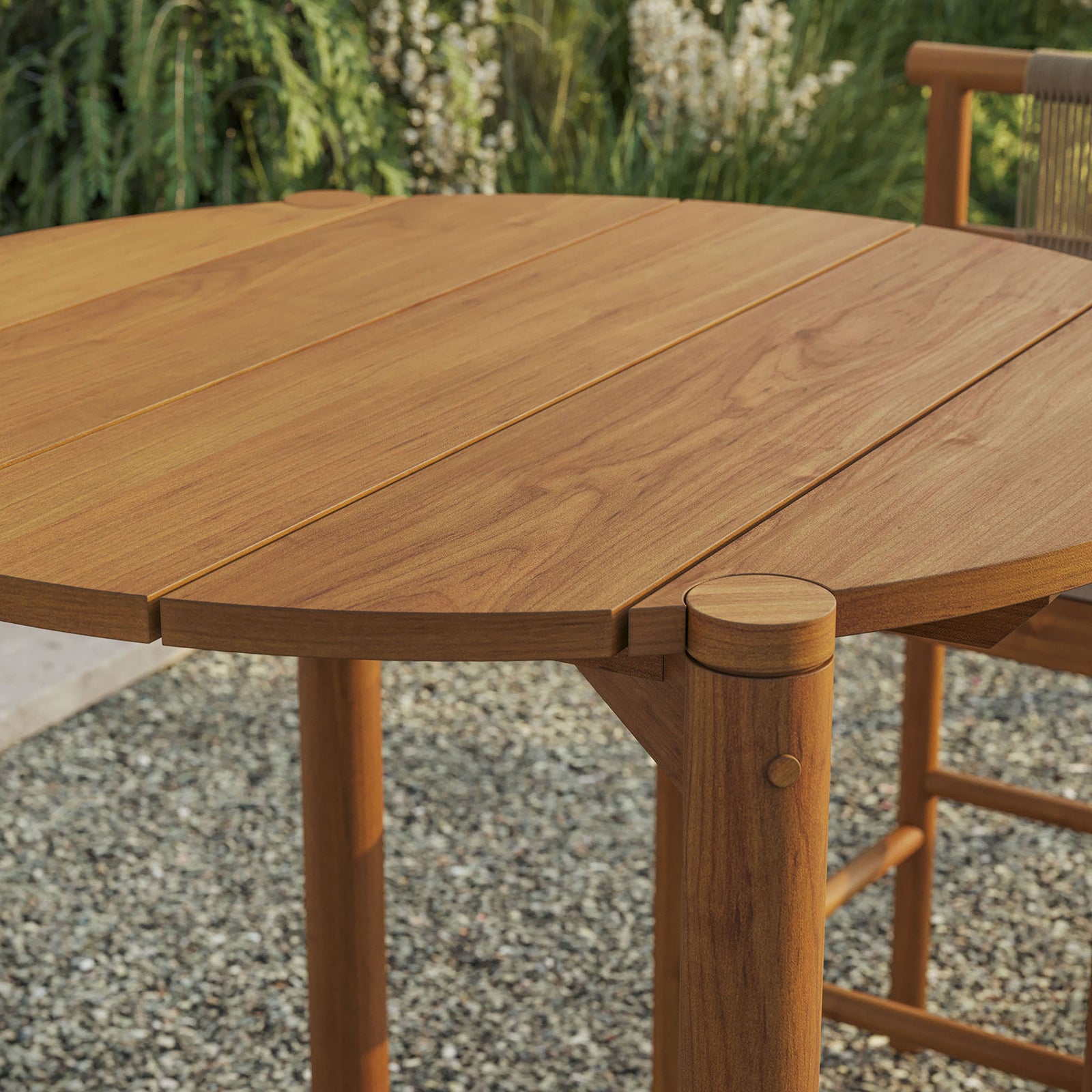 Natural teak round bar table top styled for casual drinks in a relaxed outdoor setting || EEI-7628-NAT || detail_room