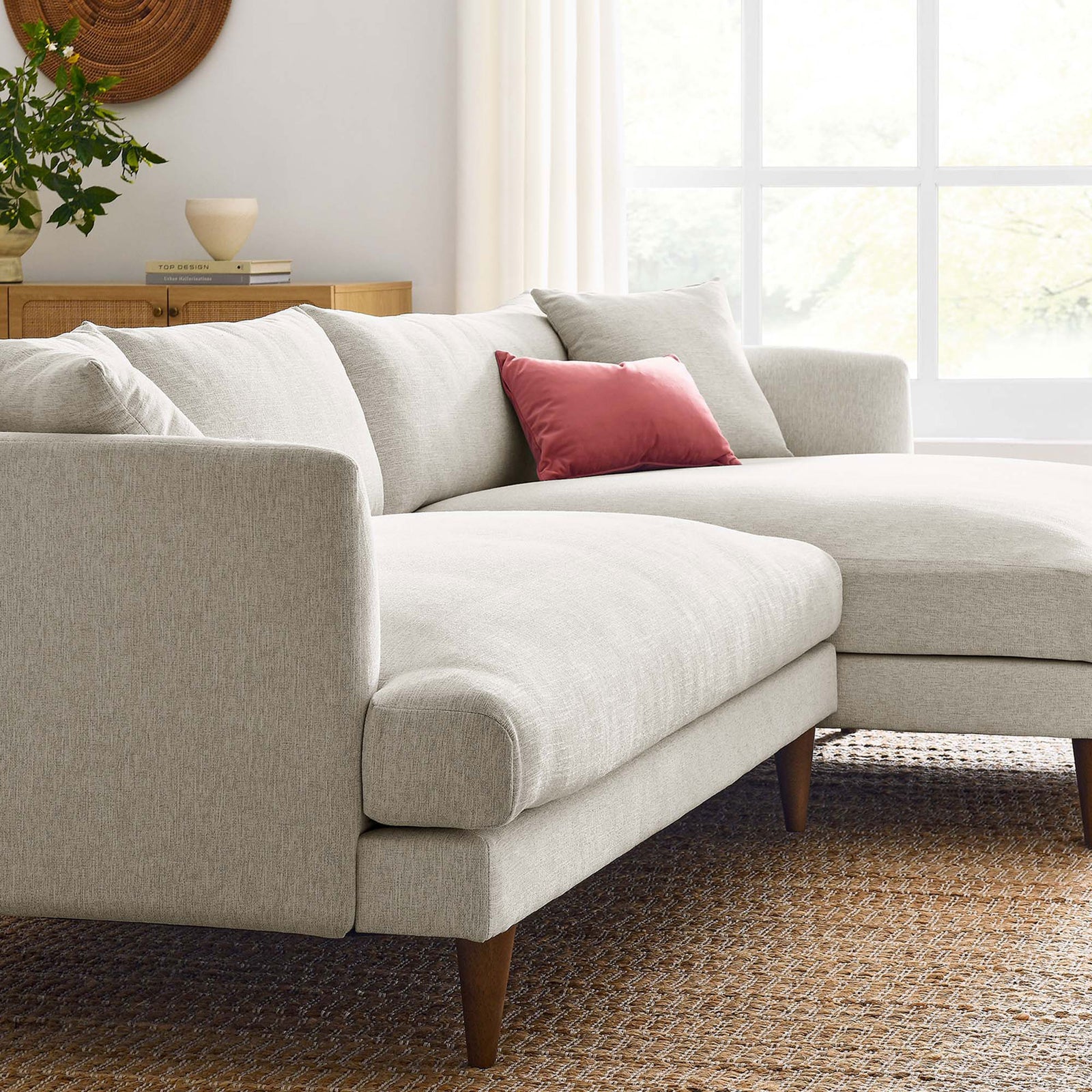 Lifestyle detail of ivory sectional sofa with accent pillow and textured rug || EEI-6612-HEI || detail_room