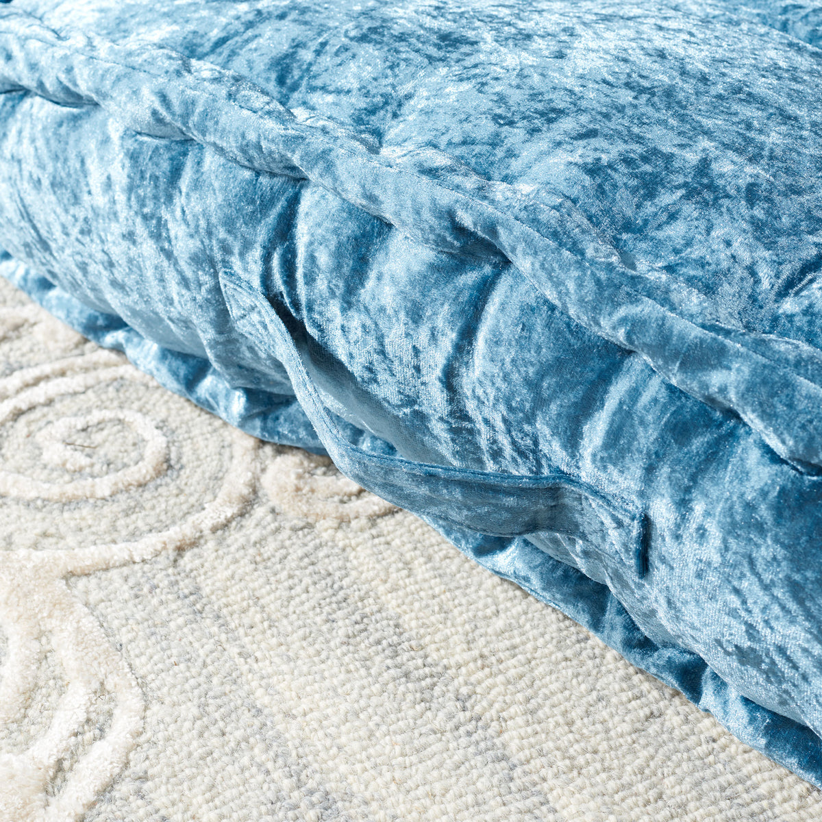 A turquoise carry handle rests against thick, velvet-like padding and a soft piped seam. || FLP1001K-2424 || handle_room
