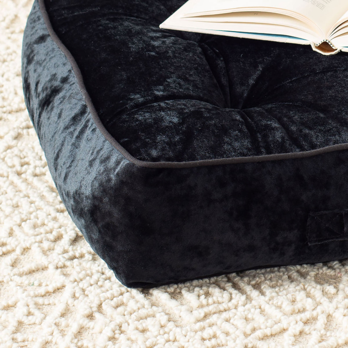 Velvety black tufting meets thick cushioned sides and neat piping on this floor pillow || FLP1004D || detail_room