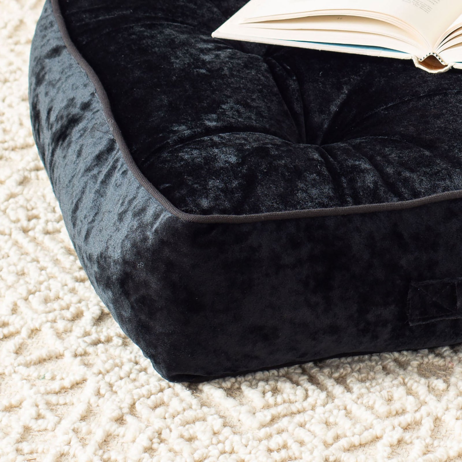 Velvety black tufting meets thick cushioned sides and neat piping on this floor pillow || FLP1004D || detail_room