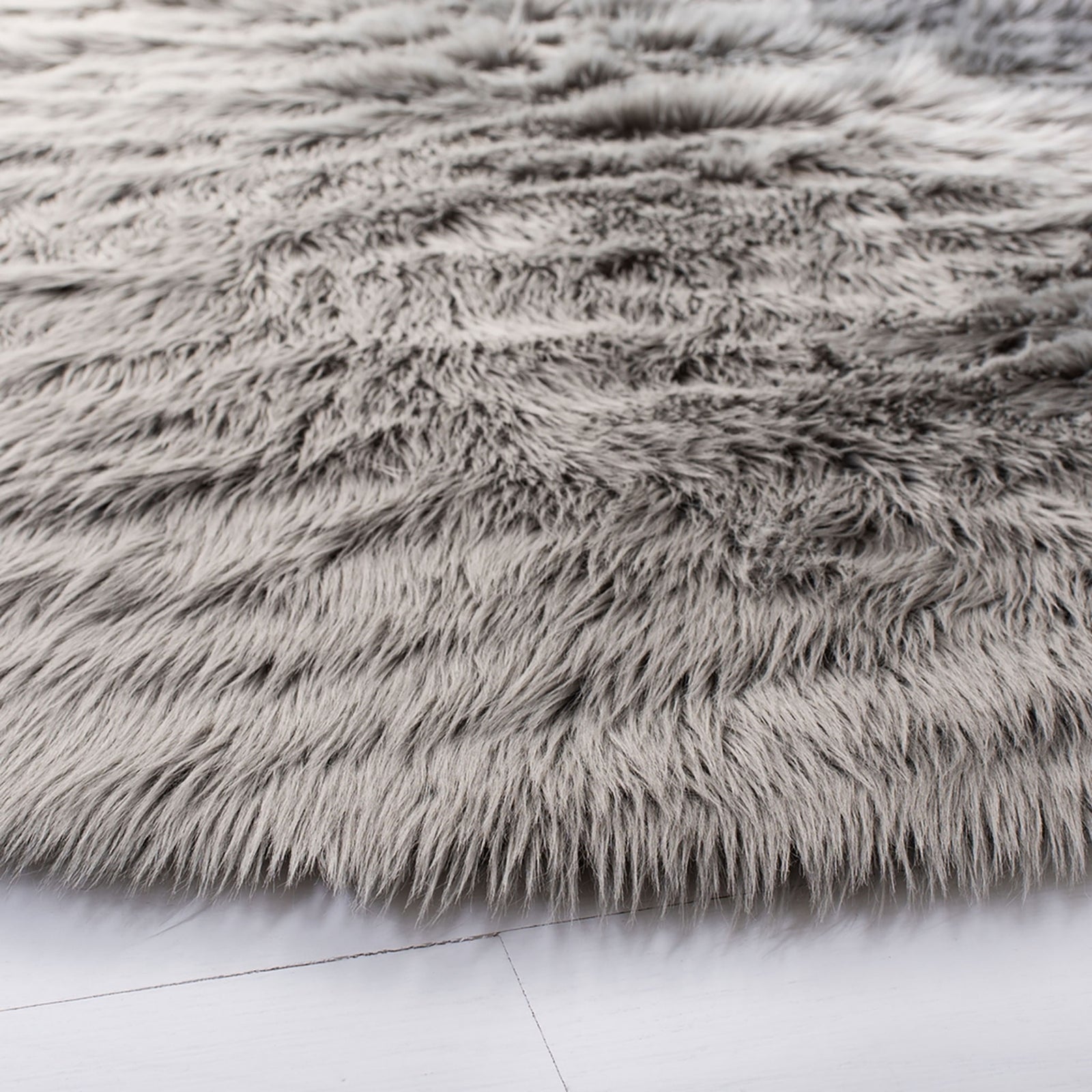 Long, wavy gray shag fibers and a fluffy edge bring luxurious texture underfoot || FSS235D-6R || detail_room