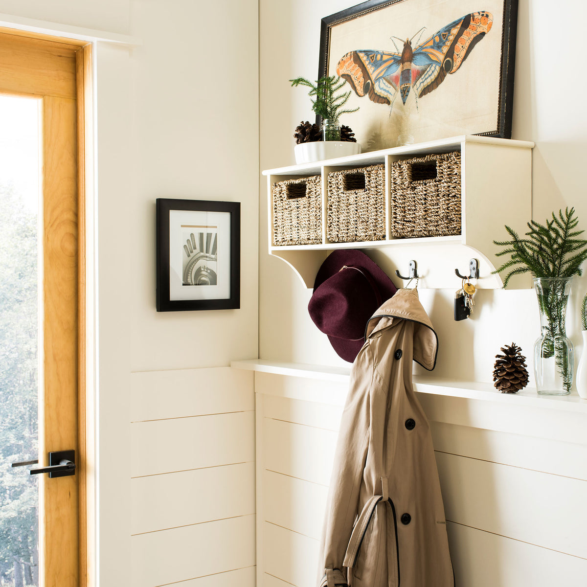 White wall storage keeps hats and coats organized while woven baskets conceal small items || HAC5700C || front_angle_room
