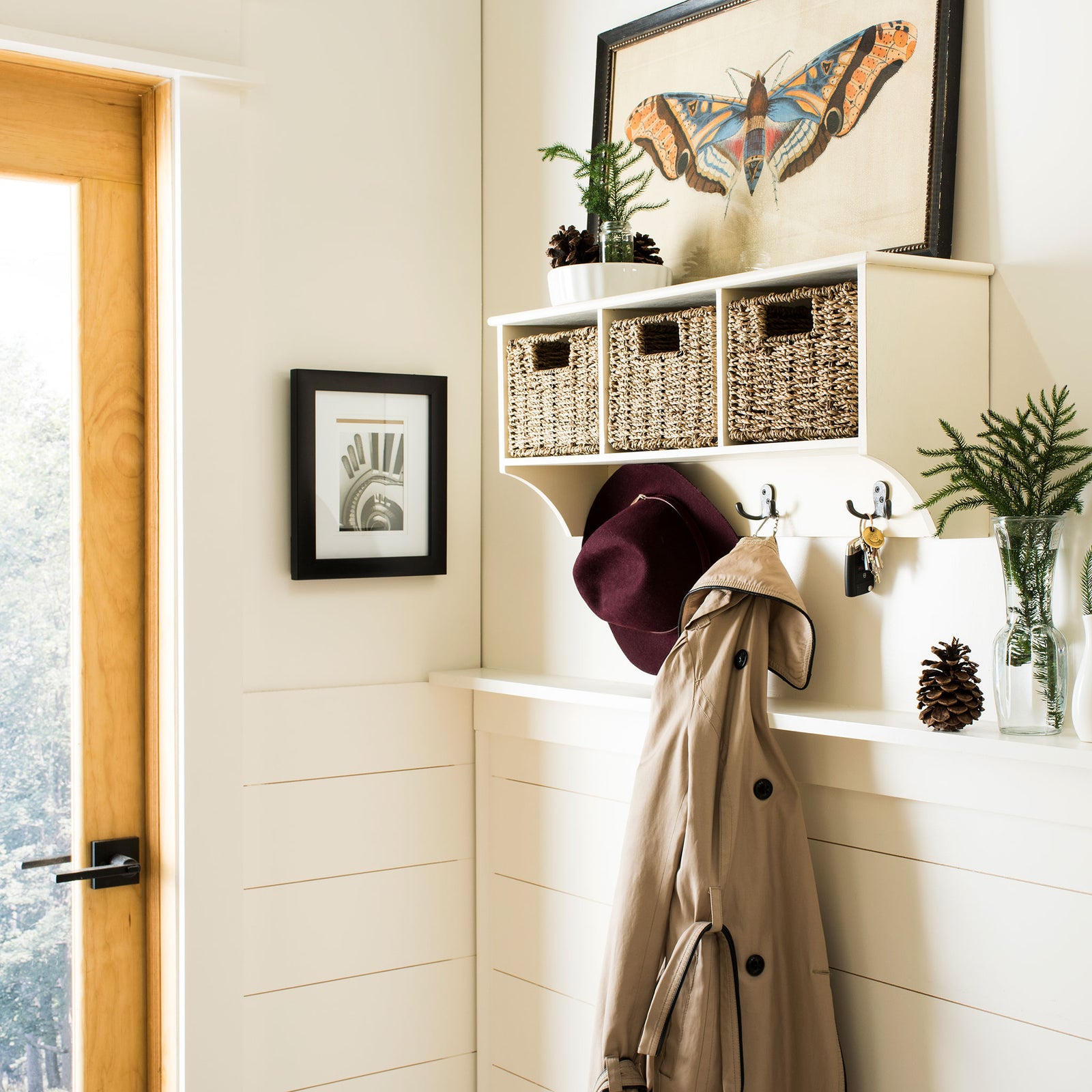 White wall storage keeps hats and coats organized while woven baskets conceal small items || HAC5700C || front_angle_room