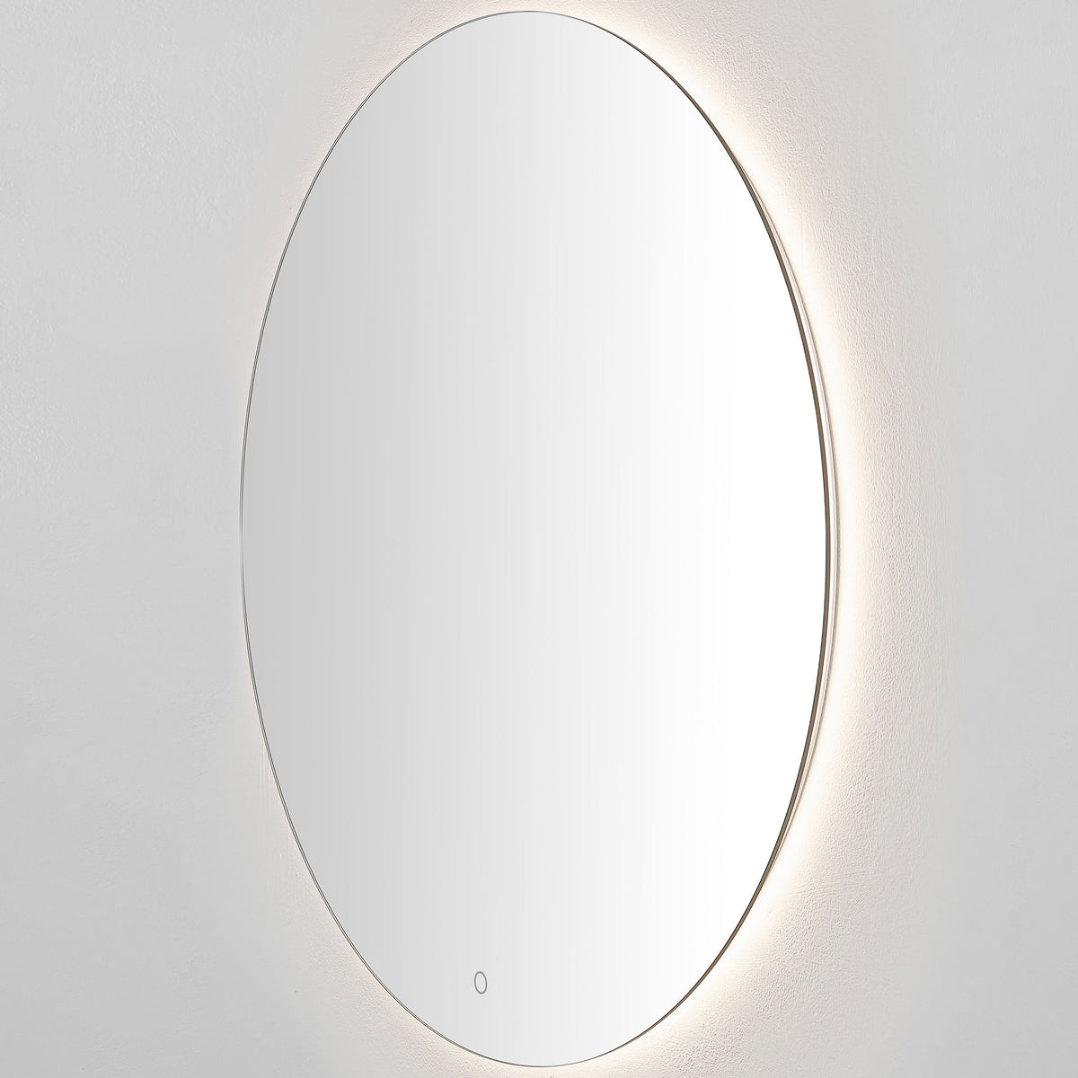 A low-profile round mirror blends a slender silver rim with gentle warm-white backlighting. || LMR1004A || side_on_studio