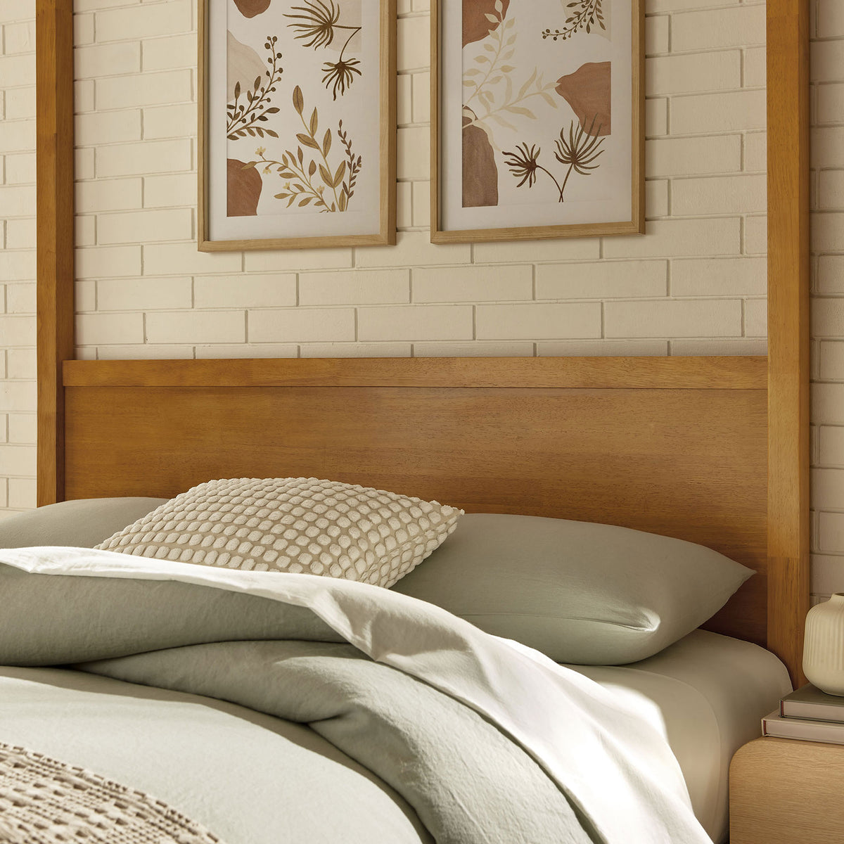 Wide oak headboard adds warmth and texture beneath the airy canopy frame || MOD-7215-OAK || detail_room