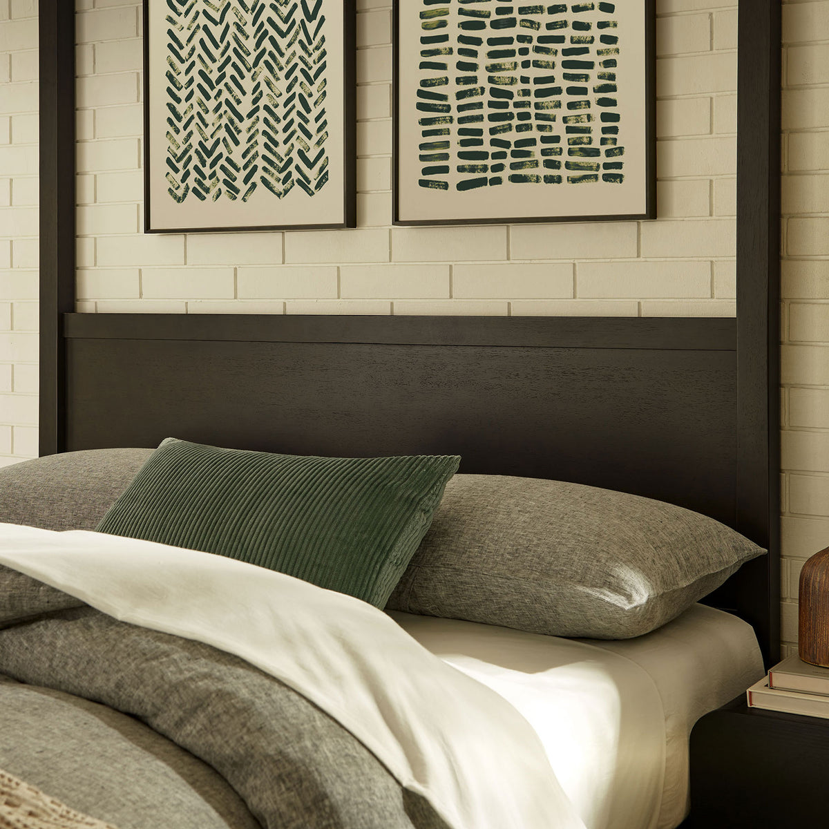 Textured wood headboard lends warmth beneath the minimalist canopy frame || MOD-7215-SOA || detail_room