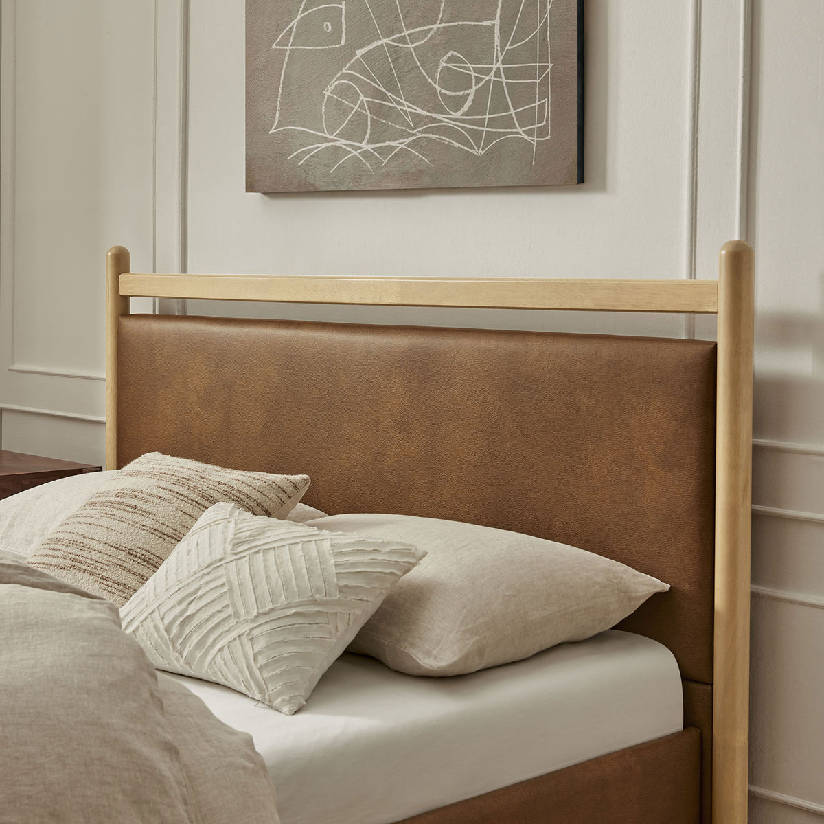 Cozy layered bedding highlights the cushioned headboard and natural wood accent rail || MOD-7249-LOA-CYN || detail_room