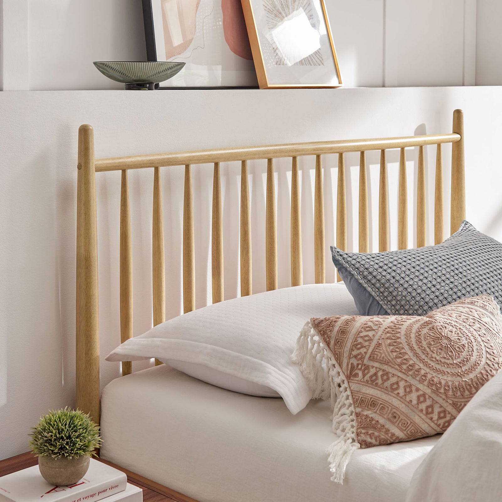 Headboard spindles and rounded posts in light oak accented by soft textiles for a cozy, modern look || MOD-7303-LOA || detail_room